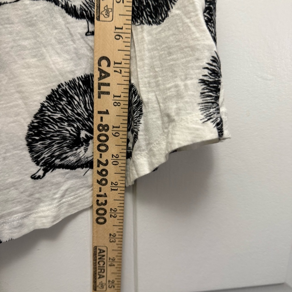 Anthropologie White Tee with Hedgehog Design - Picture 11 of 12